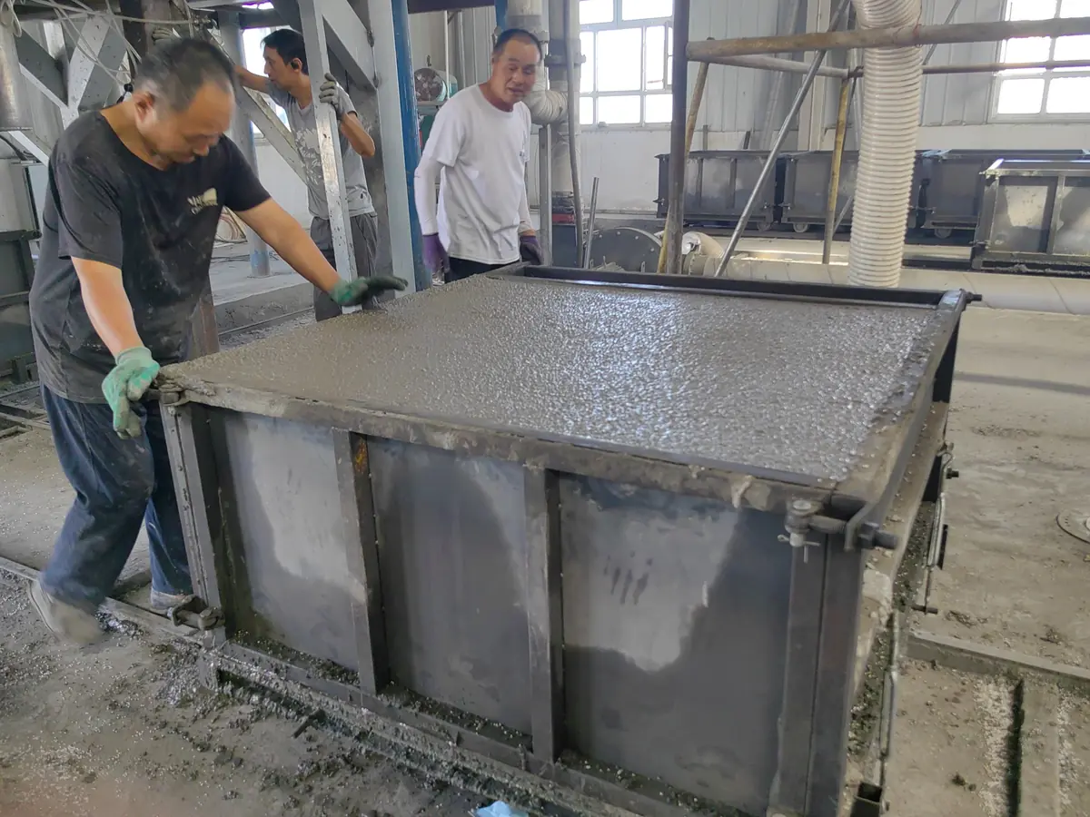 Mould preparation during the simplified Aksu self-insulating block retrofit