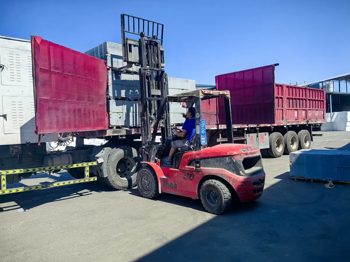 Cutting-upgrade equipment being loaded for the Tacheng project