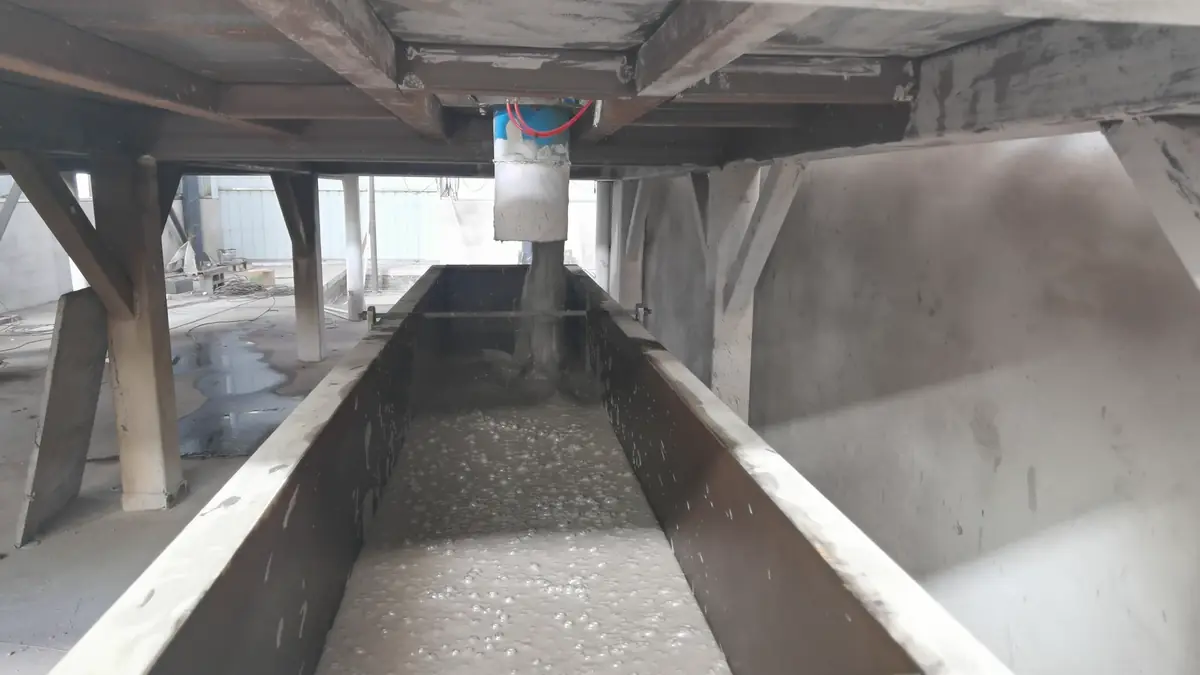 Material mixing and pouring equipment at the Wuhai project site