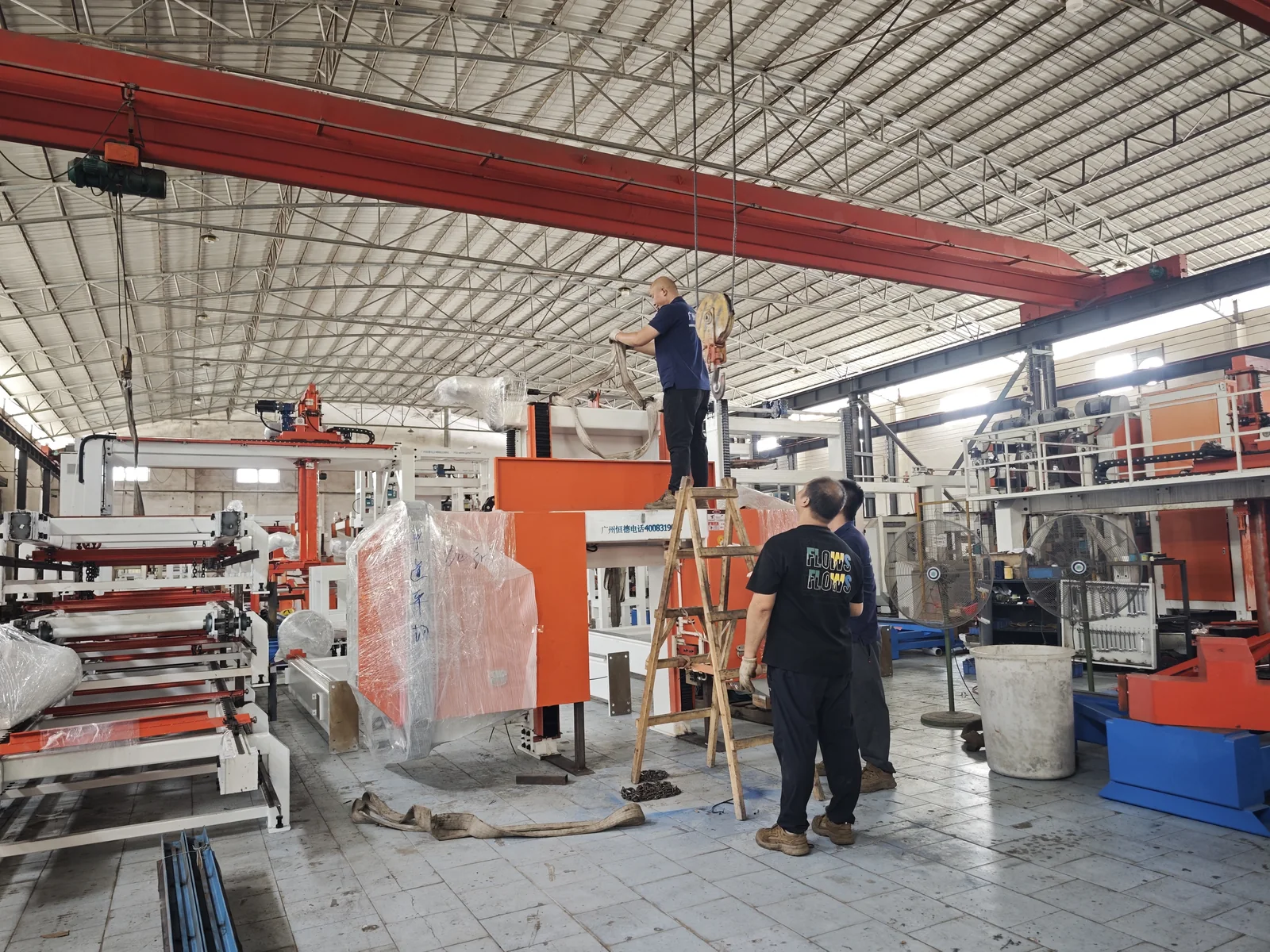 HENGDE lightweight wall panel production equipment being loaded for shipment to Ghana