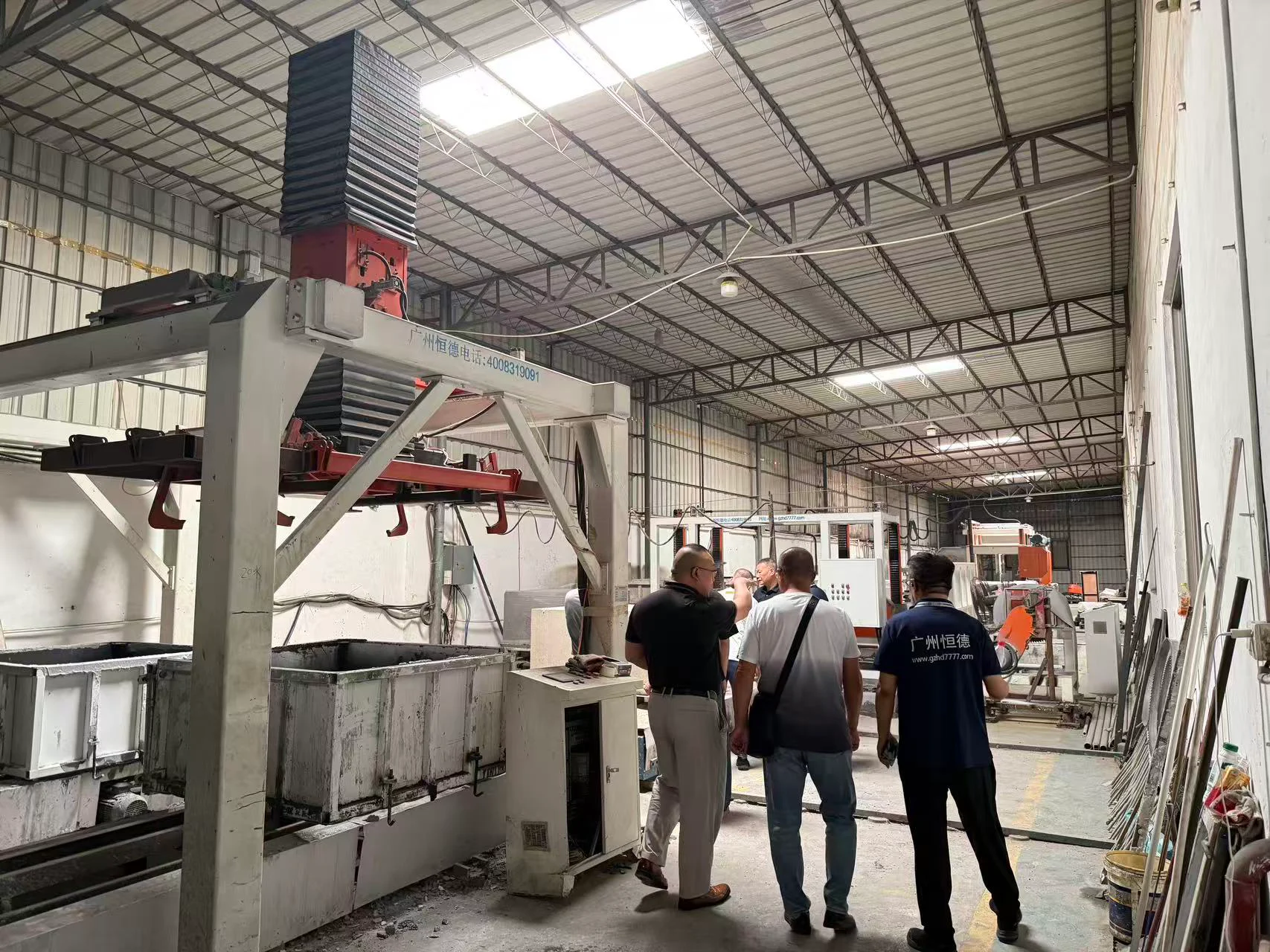 Guyana customer and HENGDE team reviewing the production route in the workshop