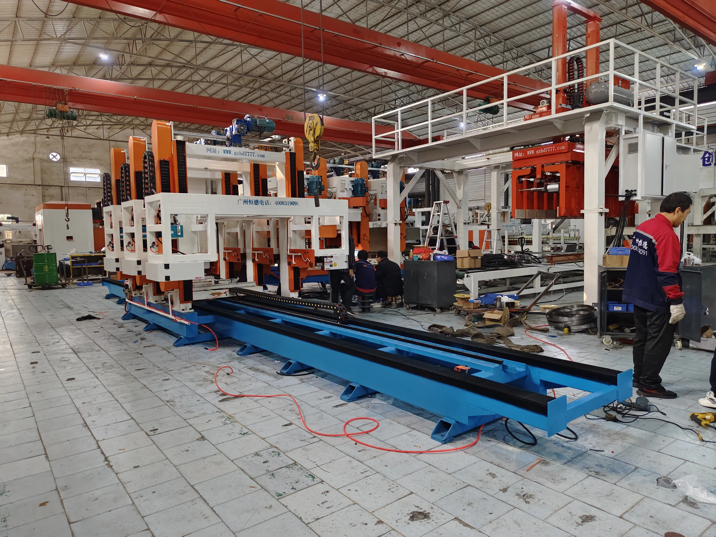 HENGDE cutting and handling equipment under assembly in the workshop