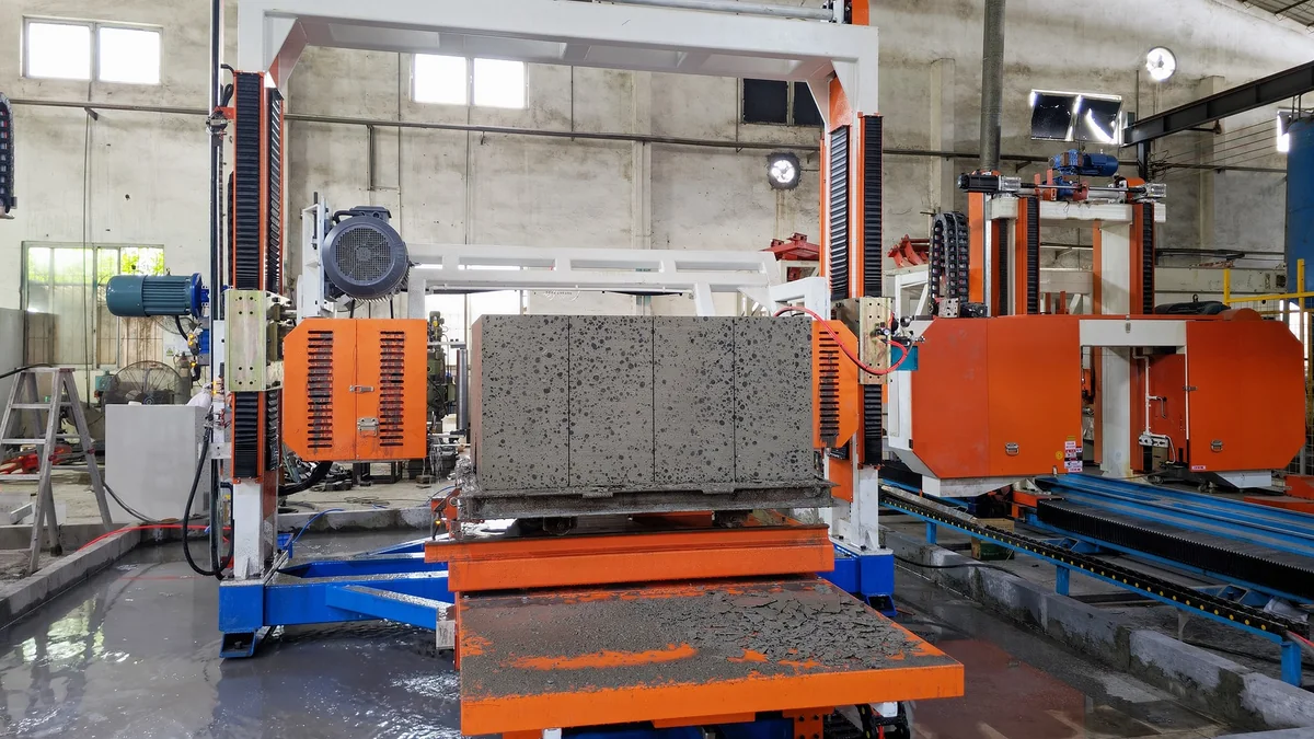 Raw-material samples prepared for a HENGDE lightweight wall-material project review