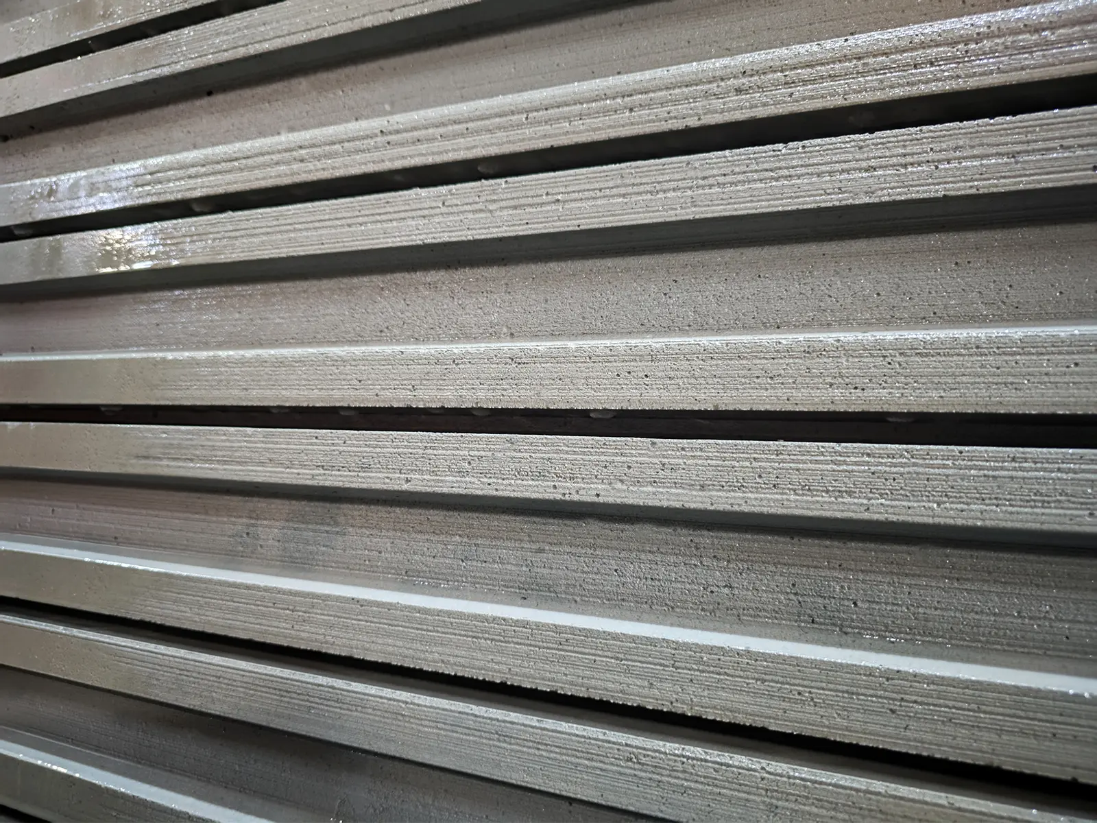 Close-up of grooves on Hengde lightweight wall-material products