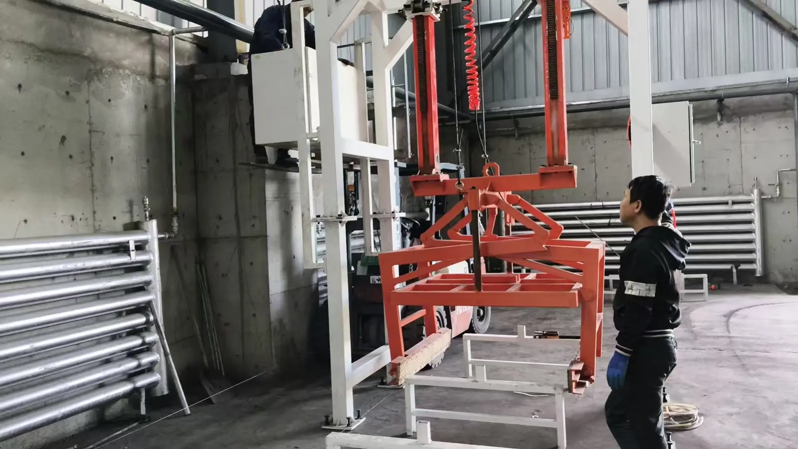 Technician operating Hengde stacking-clamp equipment during installation activity