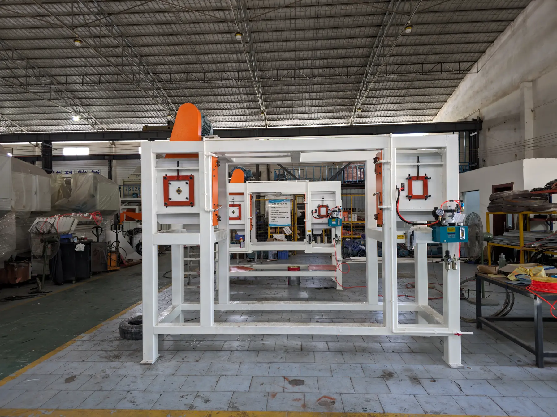 Automatic slotting machine