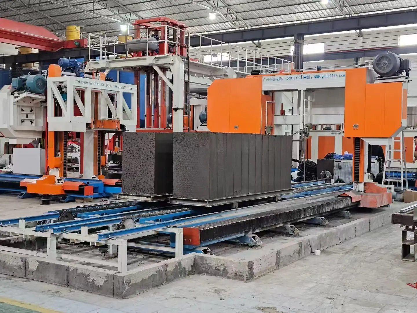 Real lightweight ceramsite block cutting equipment in operation