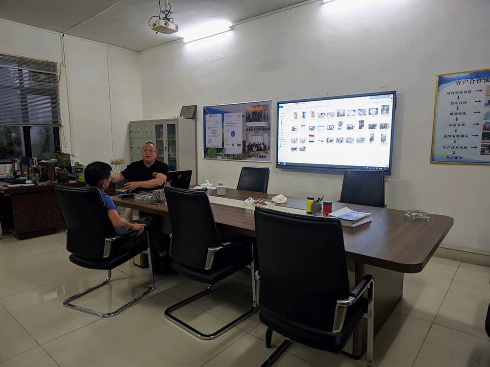 Indonesia project team reviewing HENGDE lightweight block production equipment