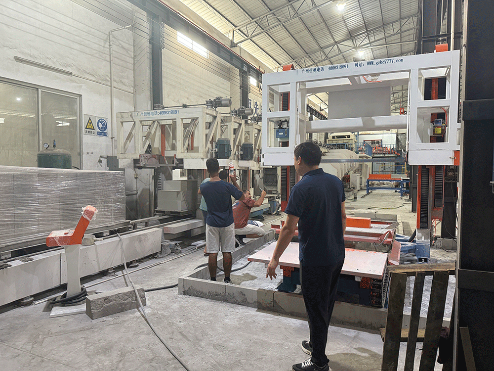 Middle East project team reviewing HENGDE lightweight block production equipment — factory visit image 1
