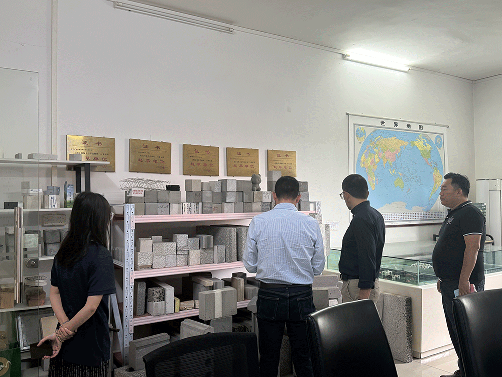 HENGDE project team reviewing HENGDE eps lightweight block production equipment