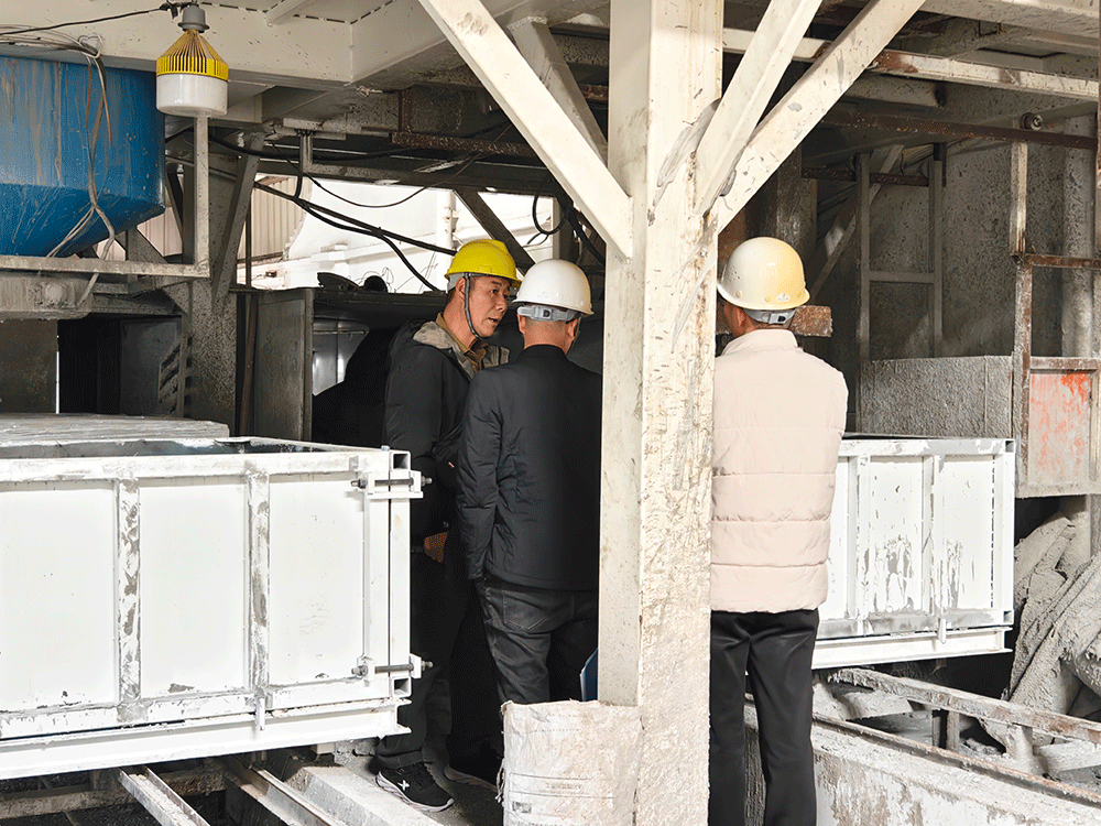 DR Congo project team reviewing HENGDE lightweight block production equipment — factory visit image 3
