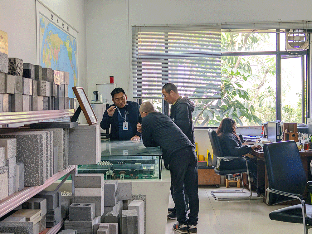 DR Congo project team reviewing HENGDE lightweight block production equipment — factory visit image 4