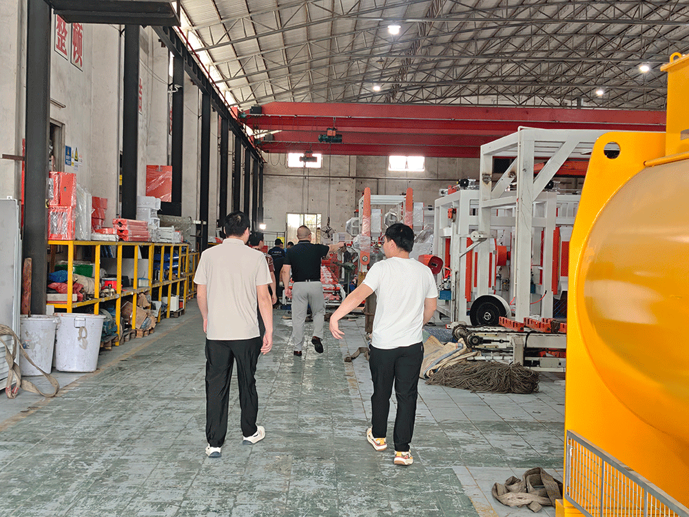 Vietnam project team reviewing HENGDE lightweight block production equipment — factory visit image 1