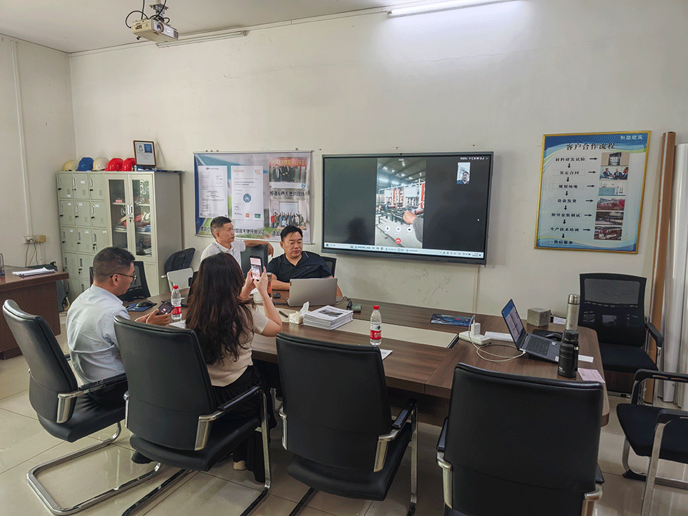Vietnam project team reviewing HENGDE lightweight block production equipment — factory visit image 3