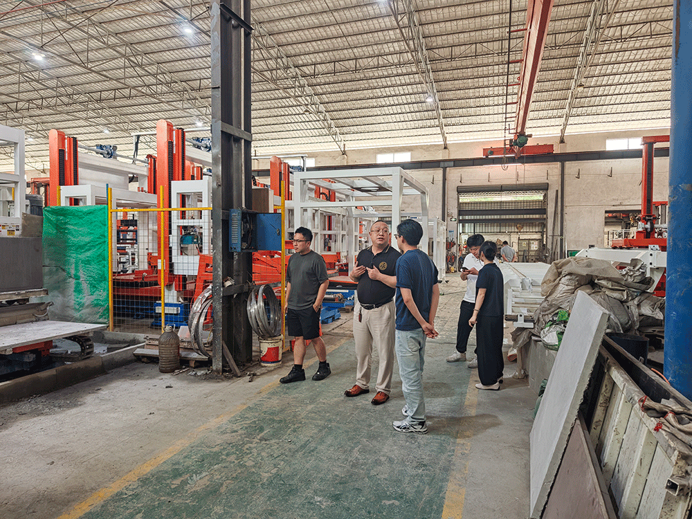Taiwan project team reviewing HENGDE lightweight block production equipment — factory visit image 1