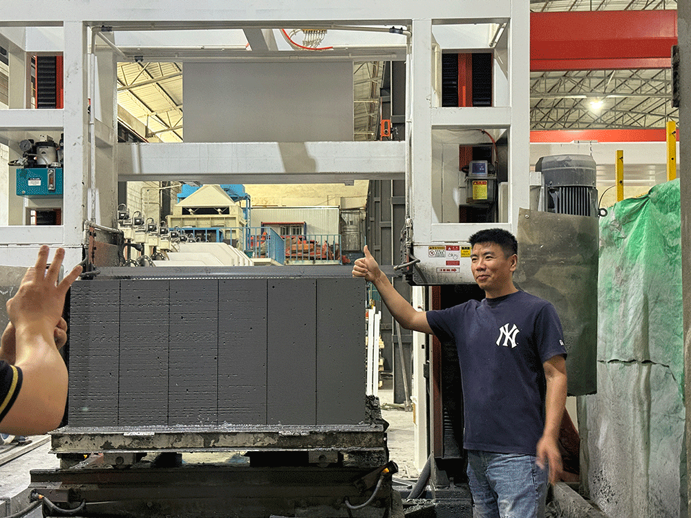 Indonesia project team reviewing HENGDE lightweight block production equipment