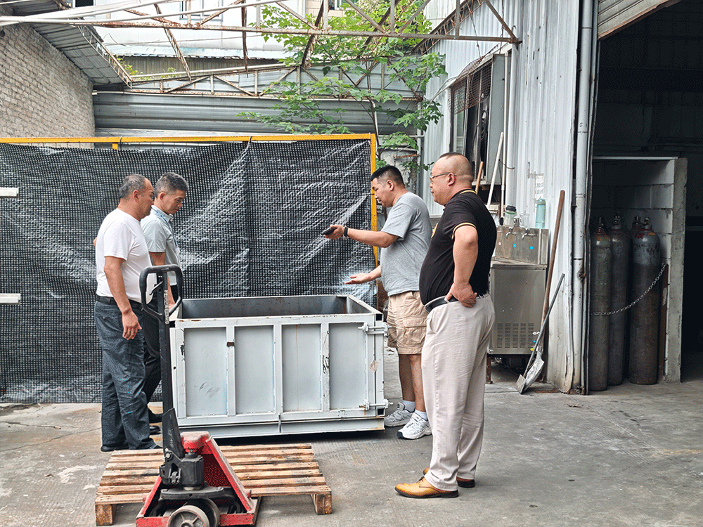 Kazakhstan project team reviewing HENGDE lightweight block production equipment — factory visit image 1