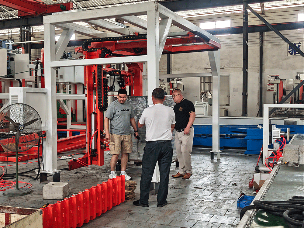 Kazakhstan project team reviewing HENGDE lightweight block production equipment — factory visit image 2