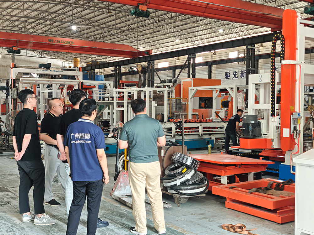 Taiwan project team reviewing HENGDE lightweight block production equipment