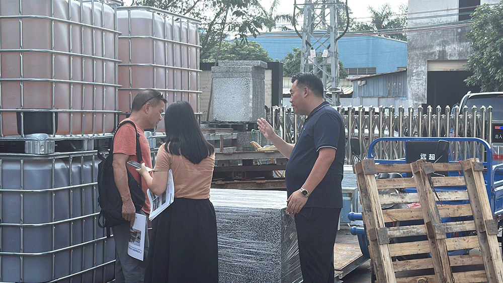 Malaysia project team reviewing HENGDE lightweight block production equipment — factory visit image 1
