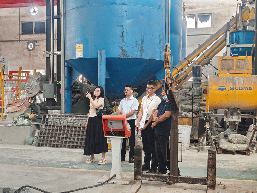 Vietnam project team reviewing HENGDE lightweight block production equipment — factory visit image 1