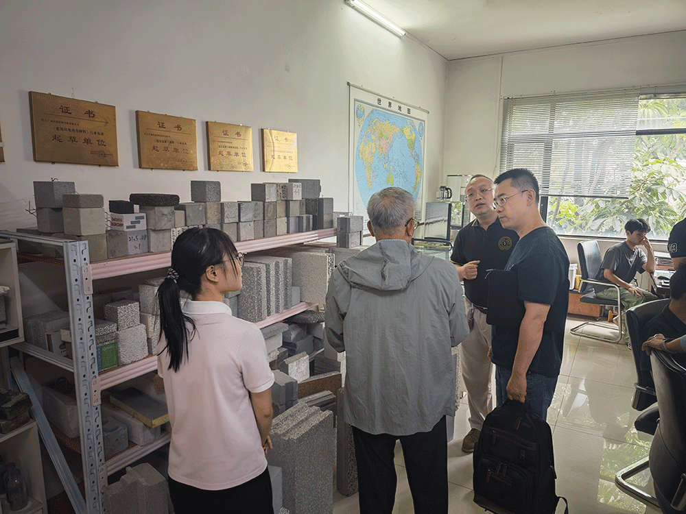 Taiwan project team reviewing HENGDE ceramsite lightweight block production equipment — factory visit image 2