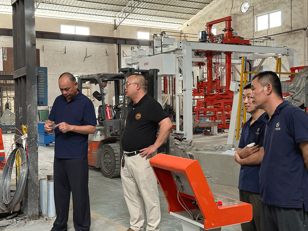 Mexico project team reviewing HENGDE lightweight block production equipment