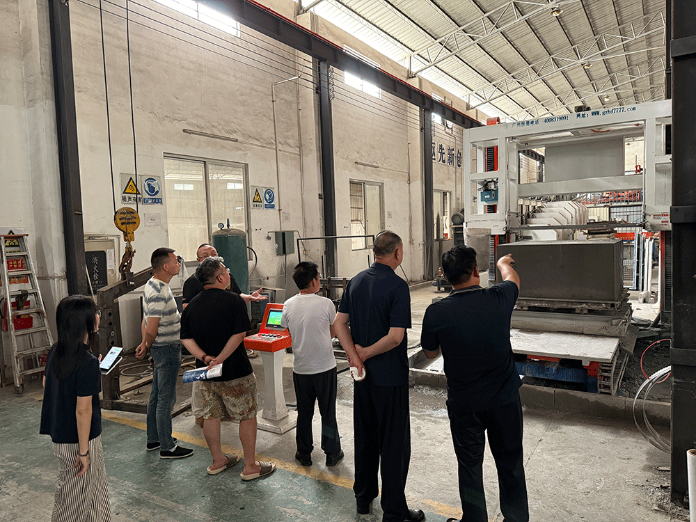 Mexico project team reviewing HENGDE lightweight block production equipment — factory visit image 1