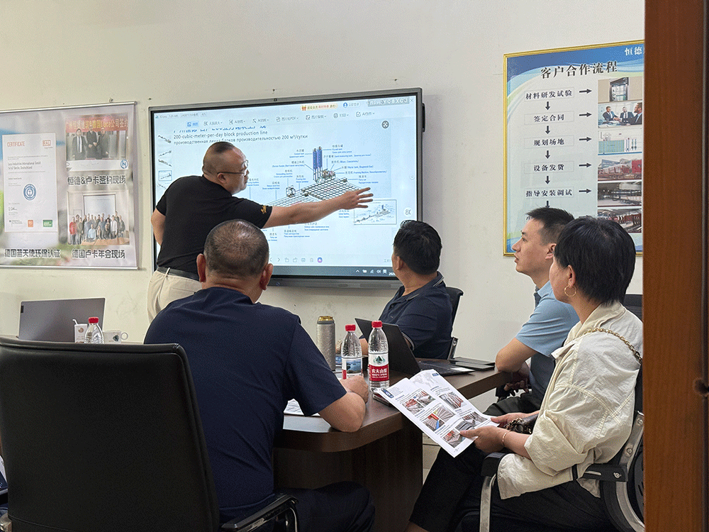 Mexico project team reviewing HENGDE lightweight block production equipment — factory visit image 2
