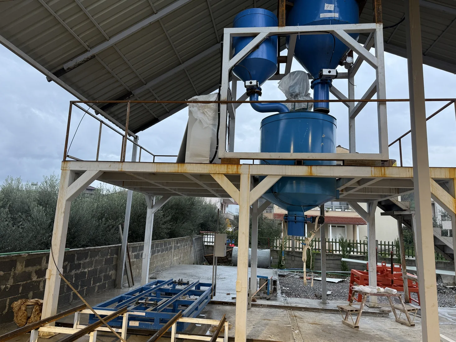 Mixing and material-transfer system at the Albania project site