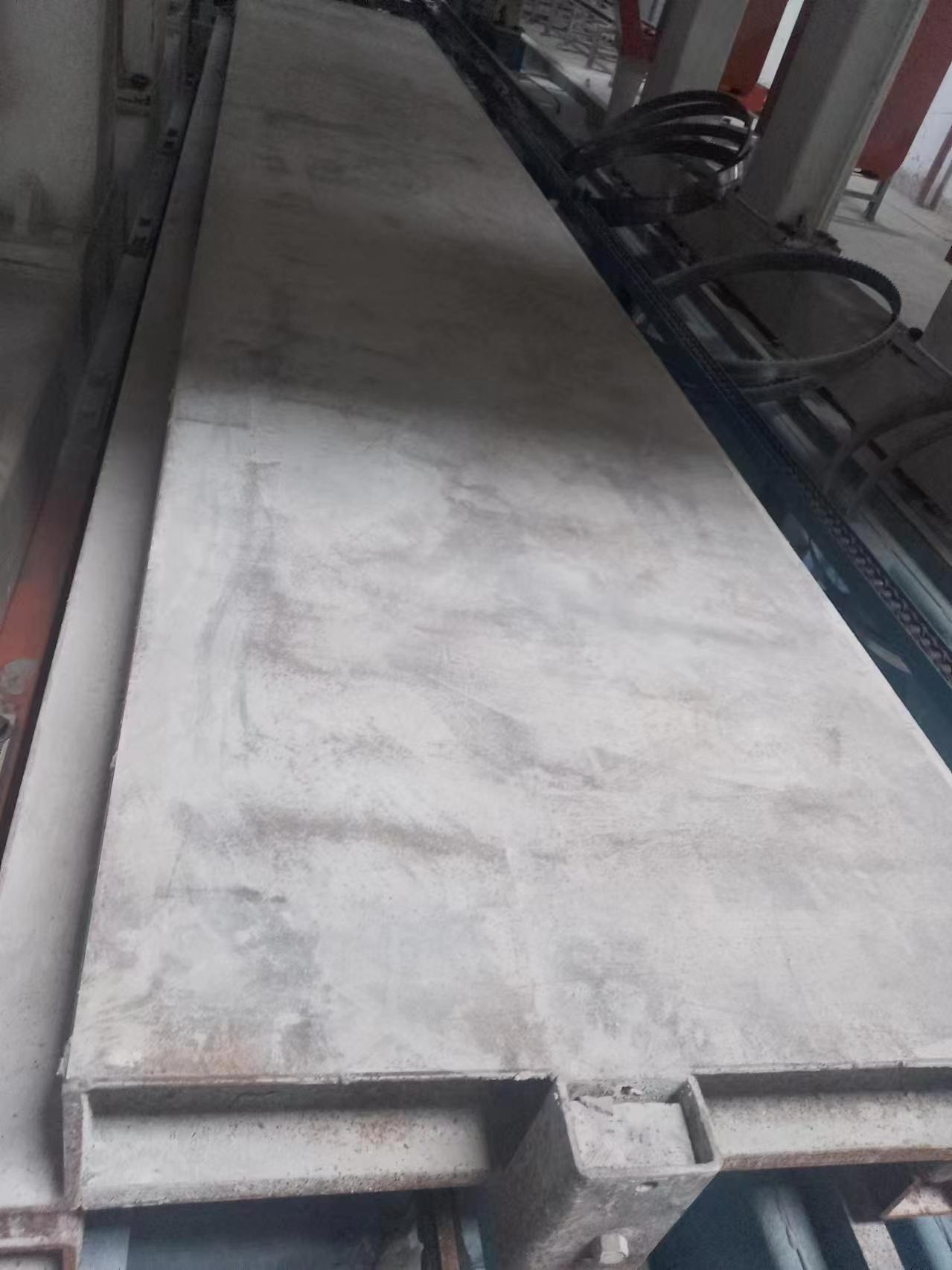 Mould base and pouring section for foam concrete block production