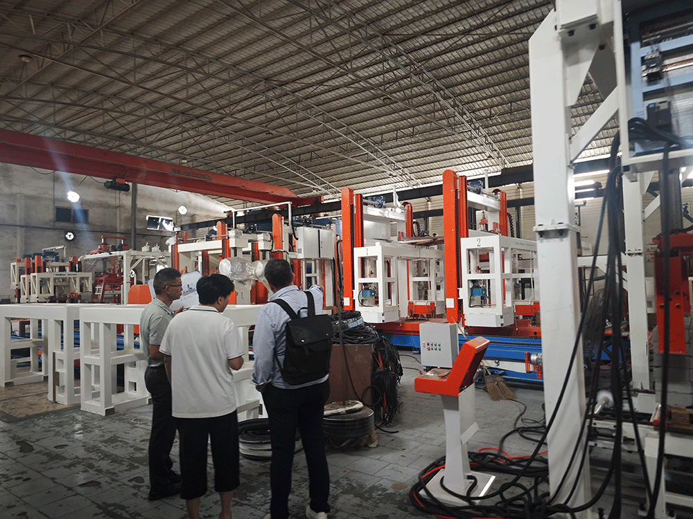 Türkiye project team reviewing HENGDE lightweight wall panel production equipment — factory visit image 1