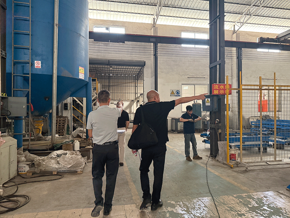 Indonesia project team reviewing HENGDE lightweight block production equipment — factory visit image 1