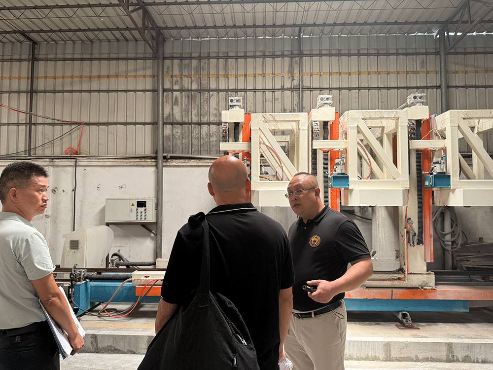 Indonesia project team reviewing HENGDE lightweight block production equipment — factory visit image 3