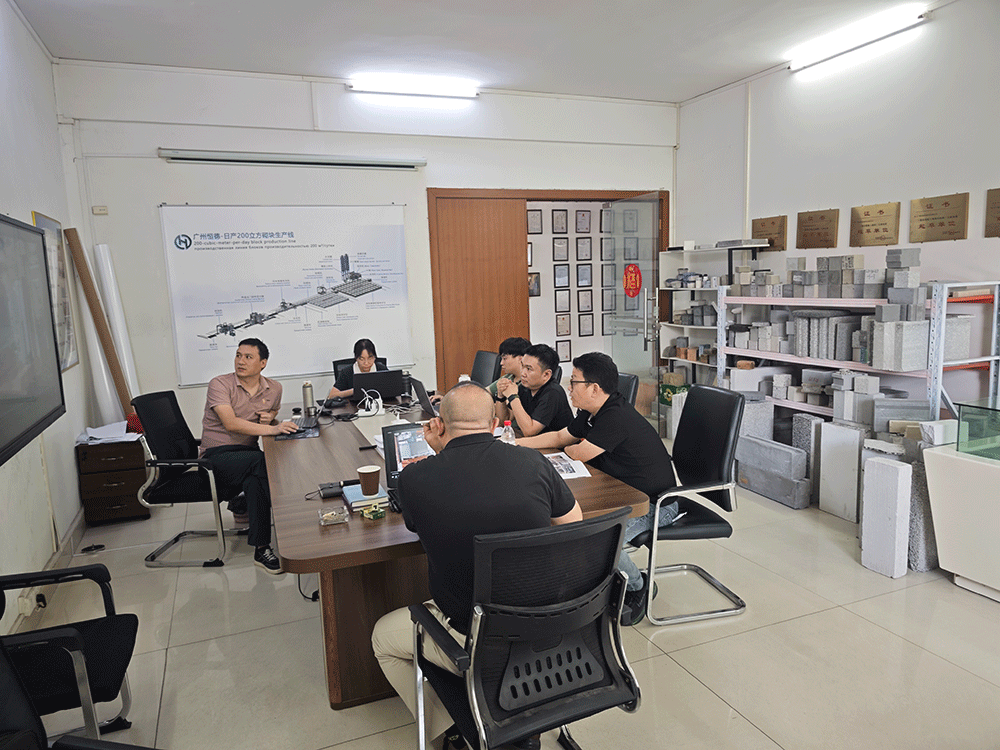 Thailand project team reviewing HENGDE lightweight block production equipment — factory visit image 1