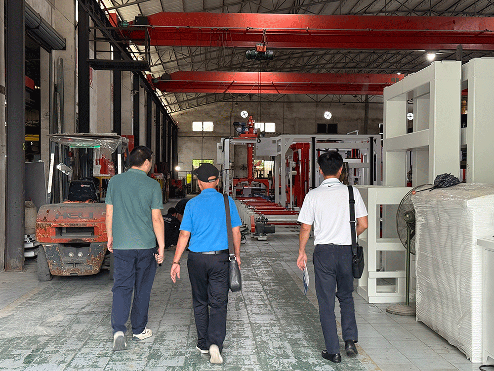 Vietnam project team reviewing HENGDE lightweight block production equipment