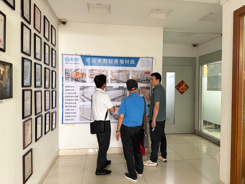 Vietnam project team reviewing HENGDE lightweight block production equipment — factory visit image 3