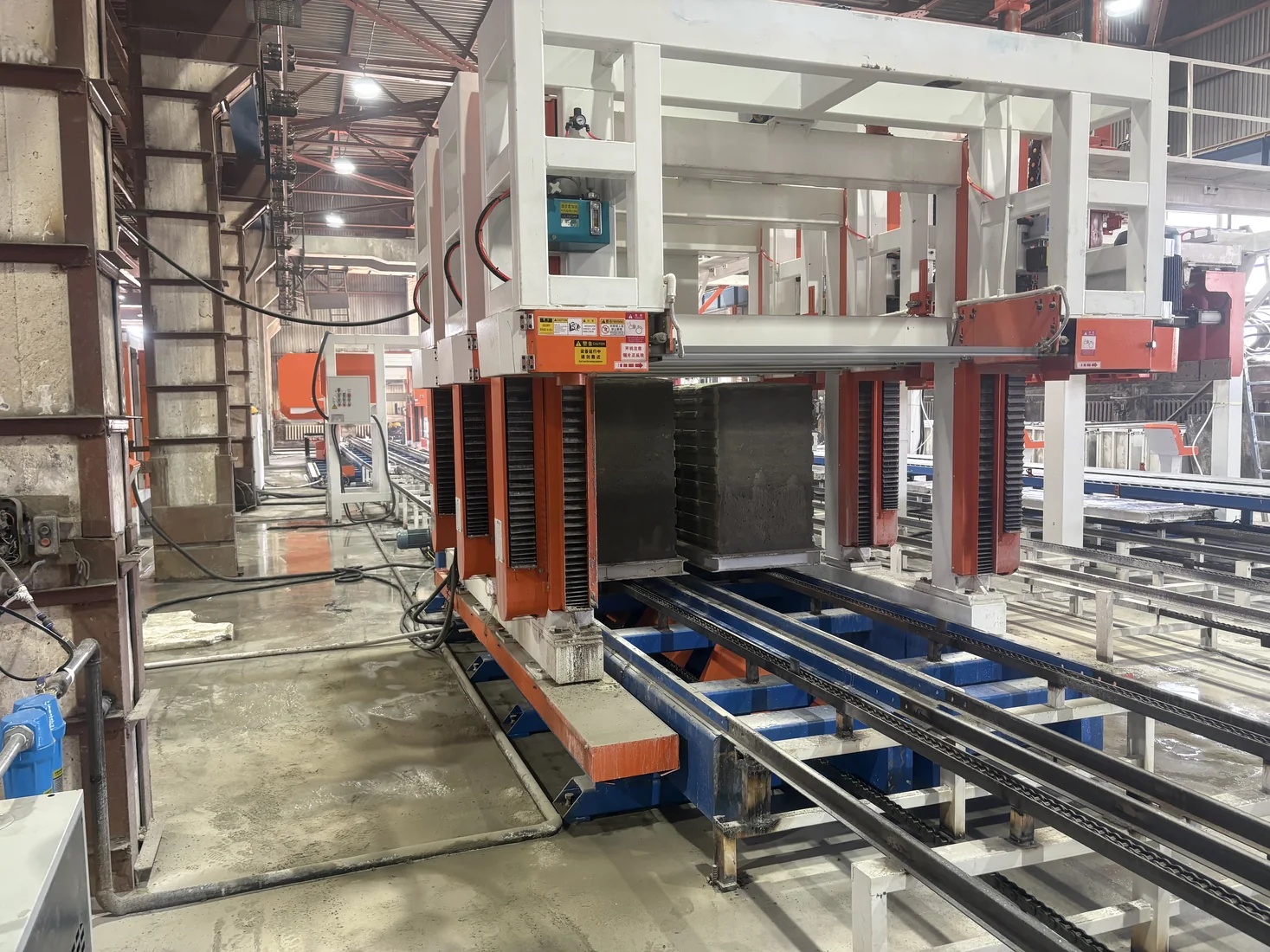 Dual-mould vertical cutting equipment at the Mongolia project site