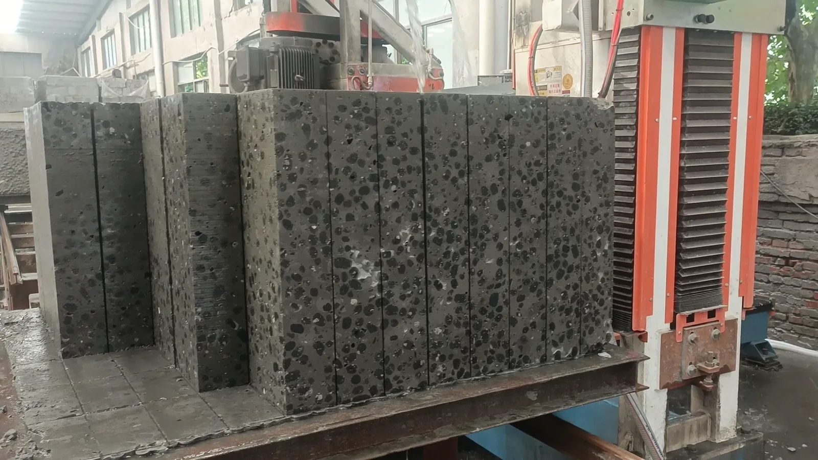 Cut ceramsite lightweight blocks at the Shaoxing upgrade project