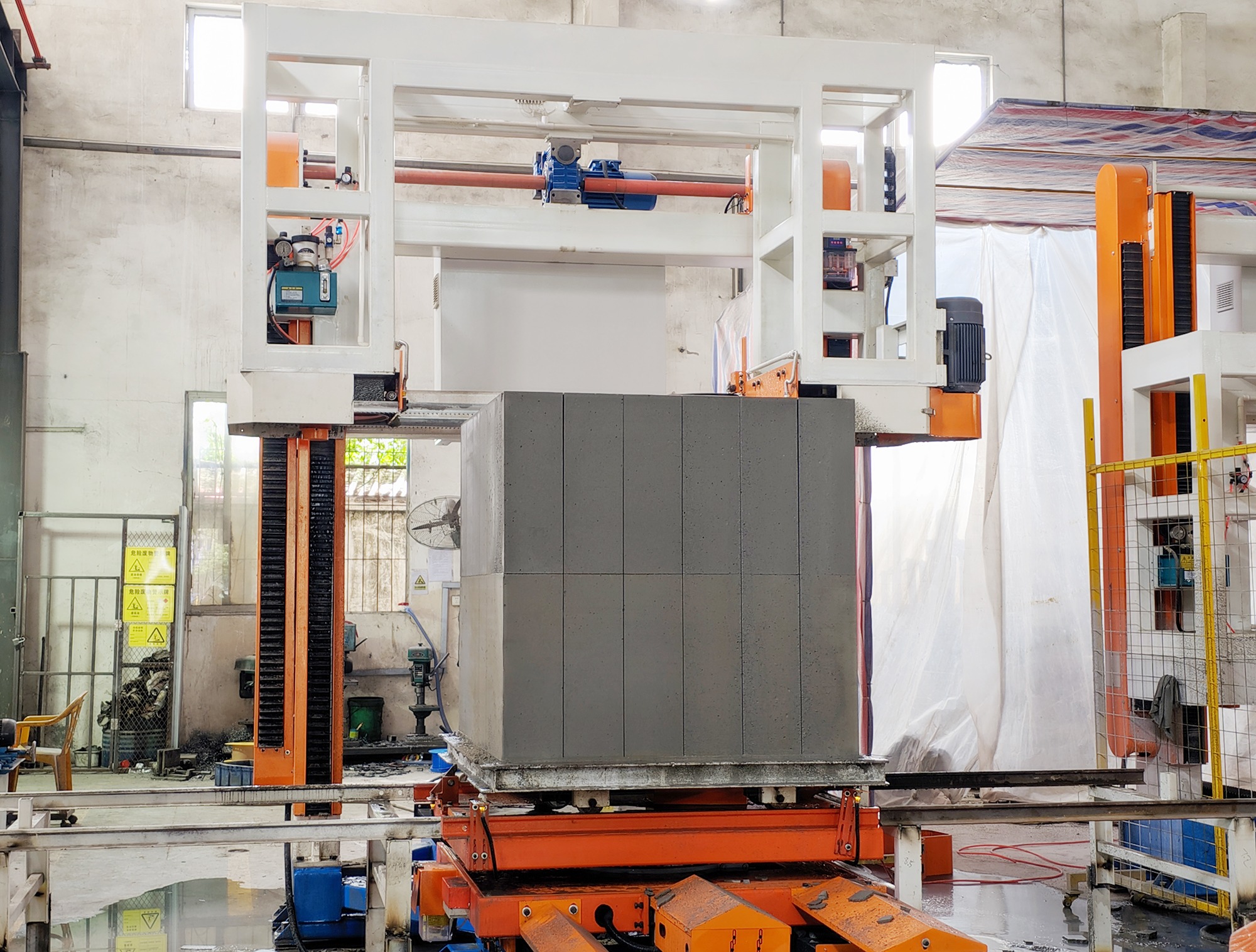 CLC block body on Hengde cutting system inside the workshop