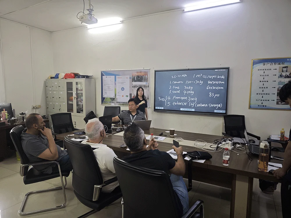 Côte d’Ivoire customer discussing lightweight block process planning with the HENGDE team