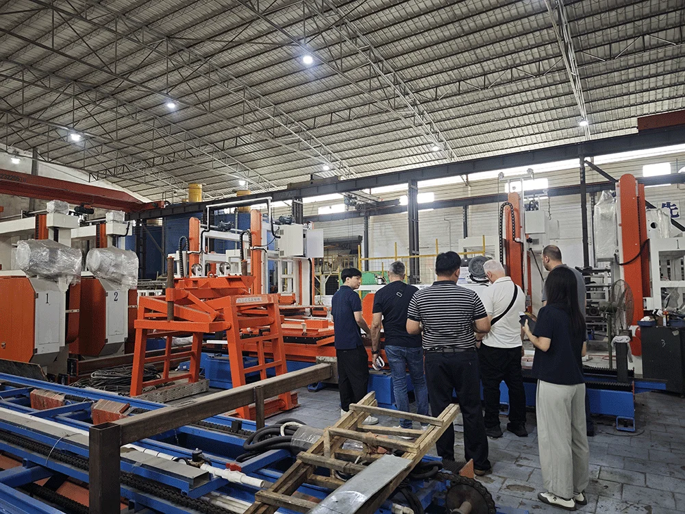 Côte d’Ivoire customer reviewing lightweight block equipment in the HENGDE workshop