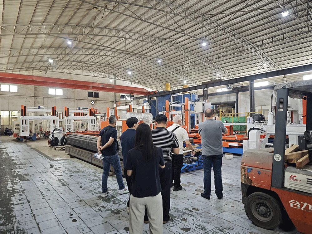 Côte d’Ivoire customer comparing production-line plans with physical equipment at HENGDE