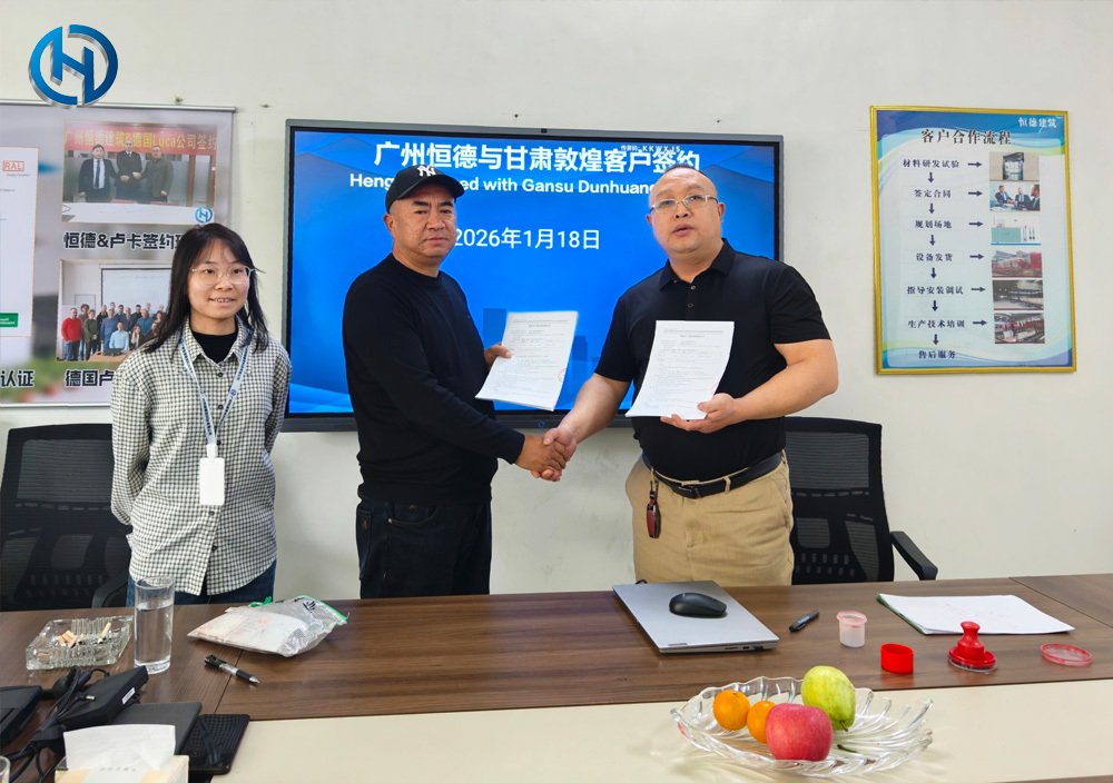 Gansu Dunhuang customer reviewing the HENGDE lightweight block project