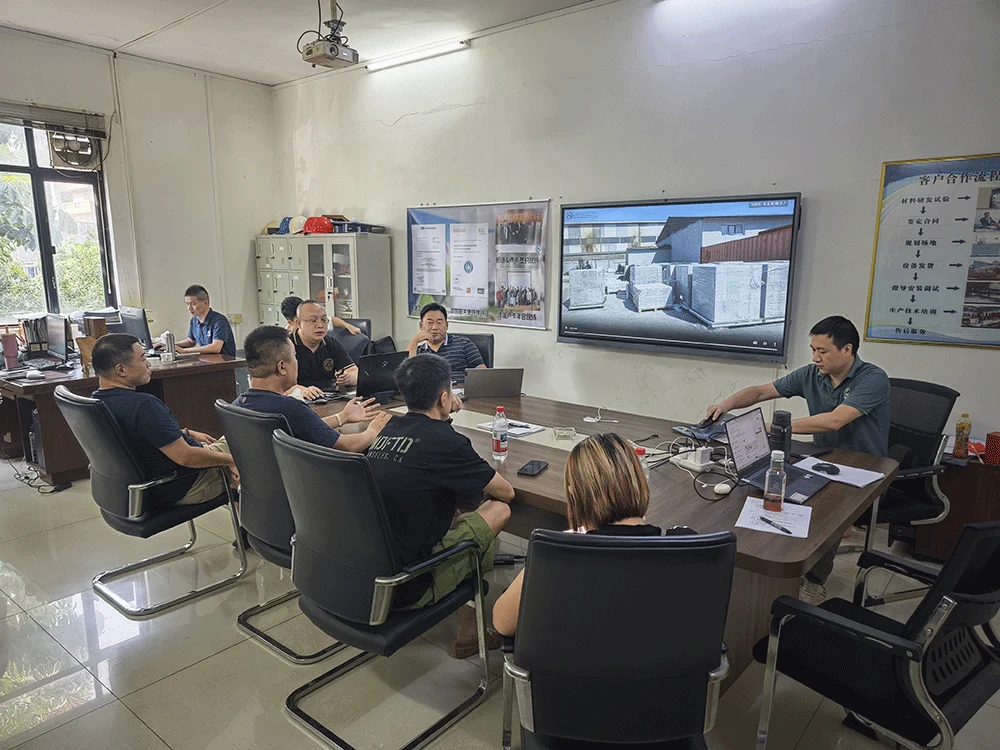 Ghanaian customer discussing lightweight block production conditions with the HENGDE team