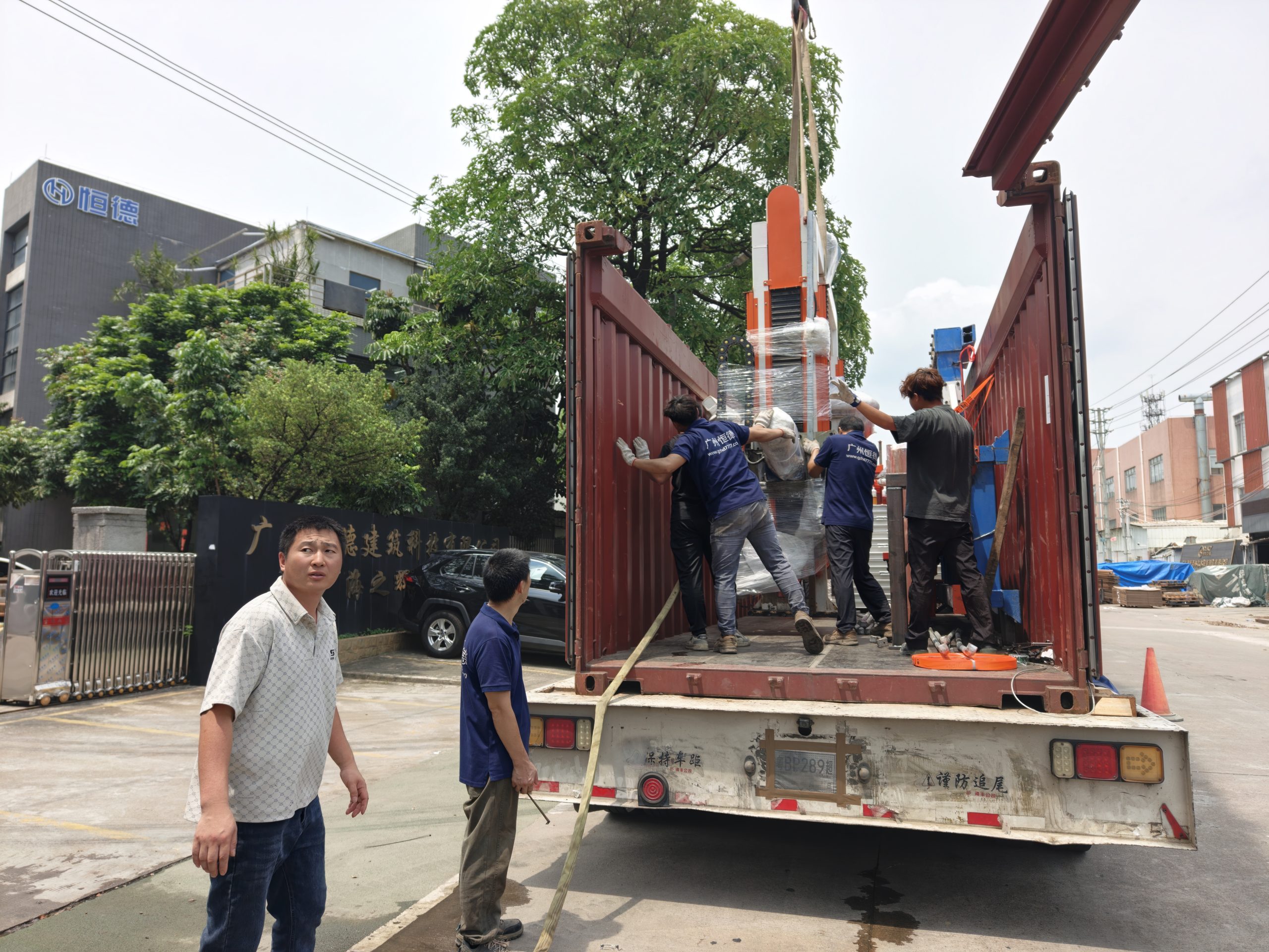 Guyana customer reviewing HENGDE lightweight block cutting equipment during project planning