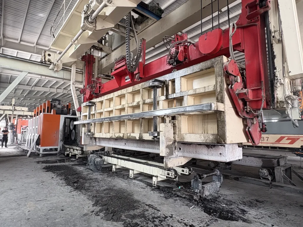 Existing lifting equipment and HENGDE cutting machinery at the Aksu retrofit project