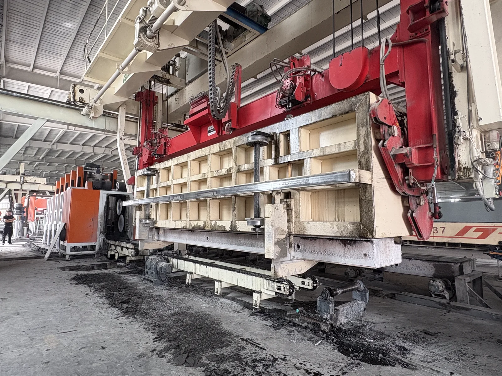 Existing lifting equipment and HENGDE cutting machinery at the Aksu retrofit project