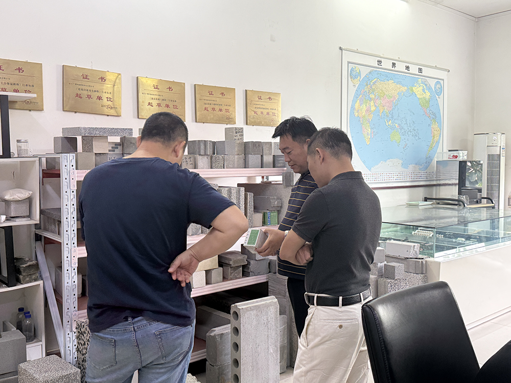 Saudi Arabia project team reviewing HENGDE lightweight block production equipment