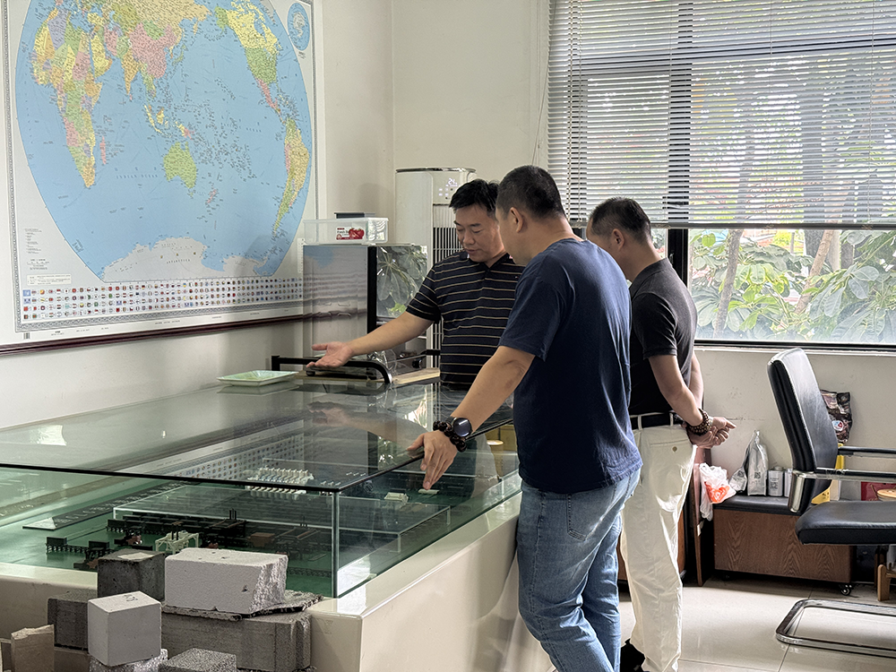 Saudi Arabia project team reviewing HENGDE lightweight block production equipment — factory visit image 1